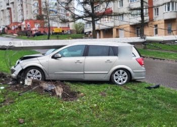 Працює об’їзд: на Коновальця у Тернополі водій зніс електроопору