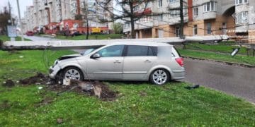 Працює об’їзд: на Коновальця у Тернополі водій зніс електроопору