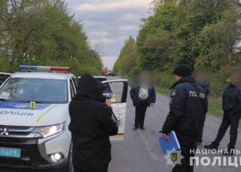 Поліція розшукує осіб, які вночі розстріляли поліцейських на Вінниччині