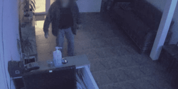 Чоловік заховався у вбиральні тернопільської піцерії і вночі обікрав касу