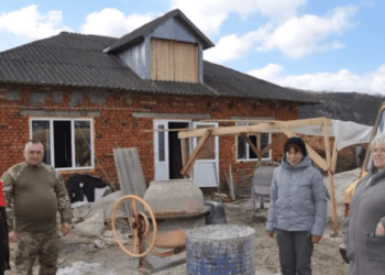 Добудувати будинок воїну, який втратив на війні обидві ноги, взялися односельчани у Заліщицькій громаді