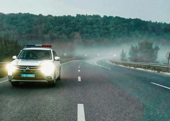 На дощовій дорозі автівка злетіла у кювет просто перед патрульними на Тернопільщині