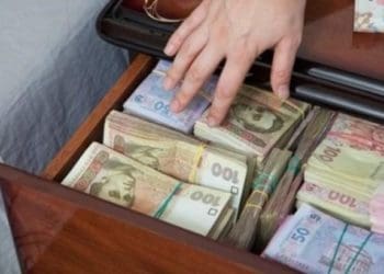 По 8 разів у відпустку: оприлюднили зарплати і премії посадовців Гусятинської громади за час воєнного стану