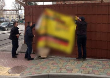 Тернопільські муніципали почистили від реклами паркани забудовників