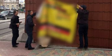 Тернопільські муніципали почистили від реклами паркани забудовників