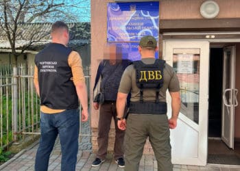 Хотів “допомогти” з оформленням паспортів: через отримання хабаря затримали чортківчанина
