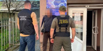 Хотів “допомогти” з оформленням паспортів: через отримання хабаря затримали чортківчанина