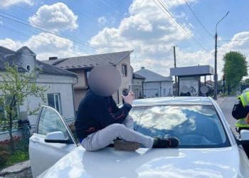 Тернопільські патрульні зупинили водія, який втік після вимоги пройти освідування