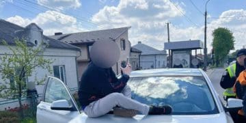 Тернопільські патрульні зупинили водія, який втік після вимоги пройти освідування