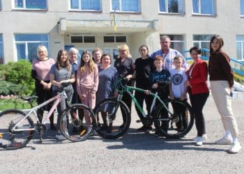 Діти загиблих Героїв і полонених отримали велосипеди у Великогаївській громаді