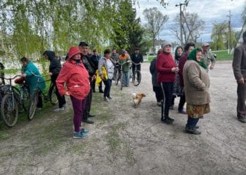 Продуктові набори жителям прифронтового села відправили волонтери з Тернополя