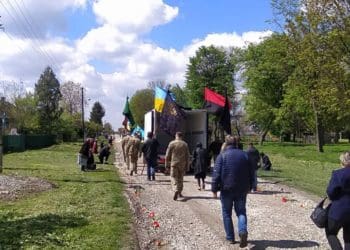 На колінах зустріли полеглого захисника Володимира Огородника у Колиндянській громаді