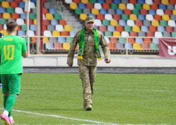 Військовий і давній вболівальник тернопільської “Ниви” виконав символічний перший удар у матчі