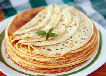 Пісні млинці добре смакують з варенням: рецепт до часу