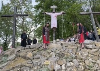 Марійський духовний центр у Зарваниці зібрав тисячі вірян на молитву за перемогу України