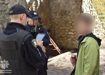 У парках Тернополя штрафують людей, які курять та розпивають алкоголь