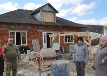 Молодий воїн з Чортківщини втратив на війні ноги – усе село зійшлося будувати йому дім