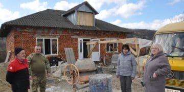 Молодий воїн з Чортківщини втратив на війні ноги – усе село зійшлося будувати йому дім