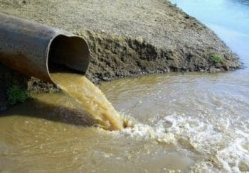 забруднення річки