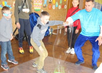 Поліція охорони подарувала дітям свято: бульбашкове шоу, солодощі та незабутні враження