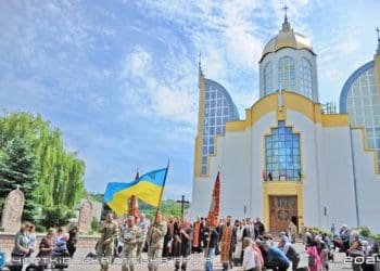 У Чорткові на колінах зустріли тіло Героя Михайла Пакуляка