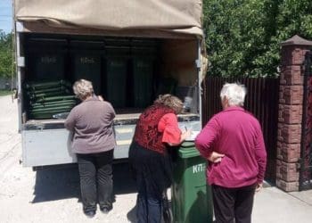 У Лановецькій громаді безкоштовно роздають сміттєві баки жителям
