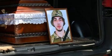 Лановеччина навколішки зустріла кортеж із тілом 20-річного Героя Даніеля Мерджи