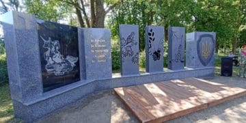 На Тернопільщині відкрили Стелу Пам’яті загиблим випускникам коледжу