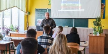 З ініціaтиви Сергія Нaдaлa у школaх Тернополя розпочaли проєкт «Історія Укрaїни – історії Героїв»