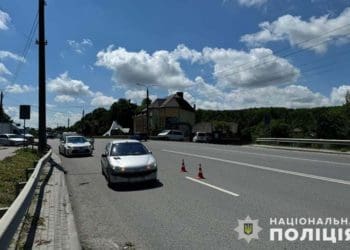 беребігала дорогу і потрапила під колеса авто у Великій Березовиці