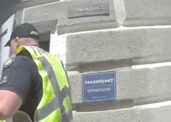 Тернопільські патрульні допомогли юнакові, який травмувався сокирою