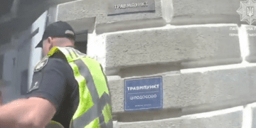 Тернопільські патрульні допомогли юнакові, який травмувався сокирою