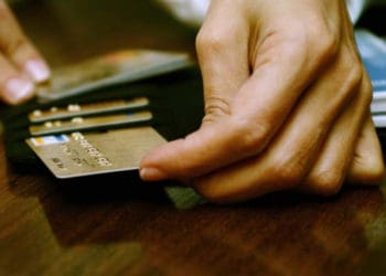 22-річна родичка поцупила картку пенсіонера із Білої і зняла гроші