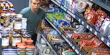 У Тернополі просять впізнати чоловіка, який розрахувався чужою банківською карткою