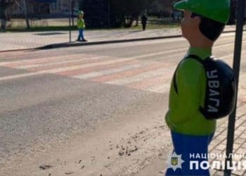 П’яний чоловік викрав пластикових фігур пішоходів у Заліщиках, щоб встановити у себе в селі