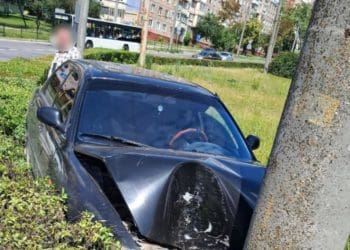У Тернополі п’яний водій в обід врізався у стовп