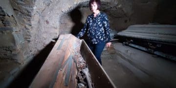 Пенсіонерка з Долини самотужки прибрала закинуту каплицю-гробівець на цвинтарі