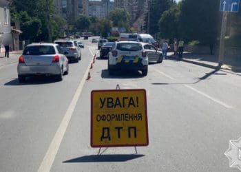 На одній з вулиць у Тернополі ускладнений рух через ДТП