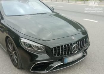 Тернопільські патрульні допомогли водію Mercedes сплатити борг виконавцям