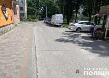 79-річна жінка потрапила під колеса автомобіля у дворі будинку в Тернополі