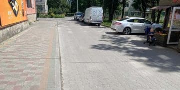 79-річна жінка потрапила під колеса автомобіля у дворі будинку в Тернополі