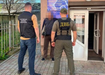 За хабар "допомагав" з оформленням закордонних паспортів