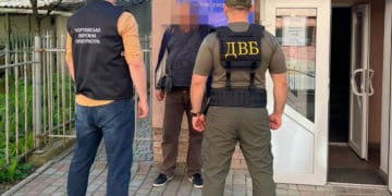 За хабар "допомагав" з оформленням закордонних паспортів