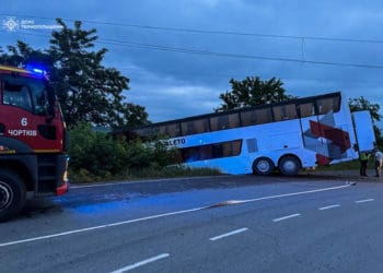 Автобус "Болгарія-Тернопіль" із дітьми на борту з’їхав у кювет в Чорткові