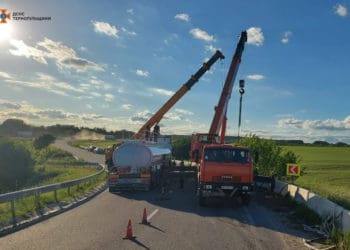 У вихідні на Тернопільщині перекинулась цистерна з пальним
