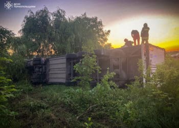 Біля Зборова перекинулась вантажівка з причепом