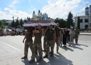 На колінах зустріли Героя на щиті Олега Алкіна у Кременецькій громаді