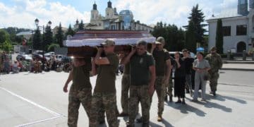 На колінах зустріли Героя на щиті Олега Алкіна у Кременецькій громаді