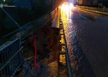Через дощ змило частину мосту у Струсові