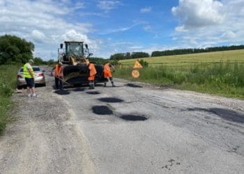 На державних дорогах Тернопільщини ліквідовують ямковість